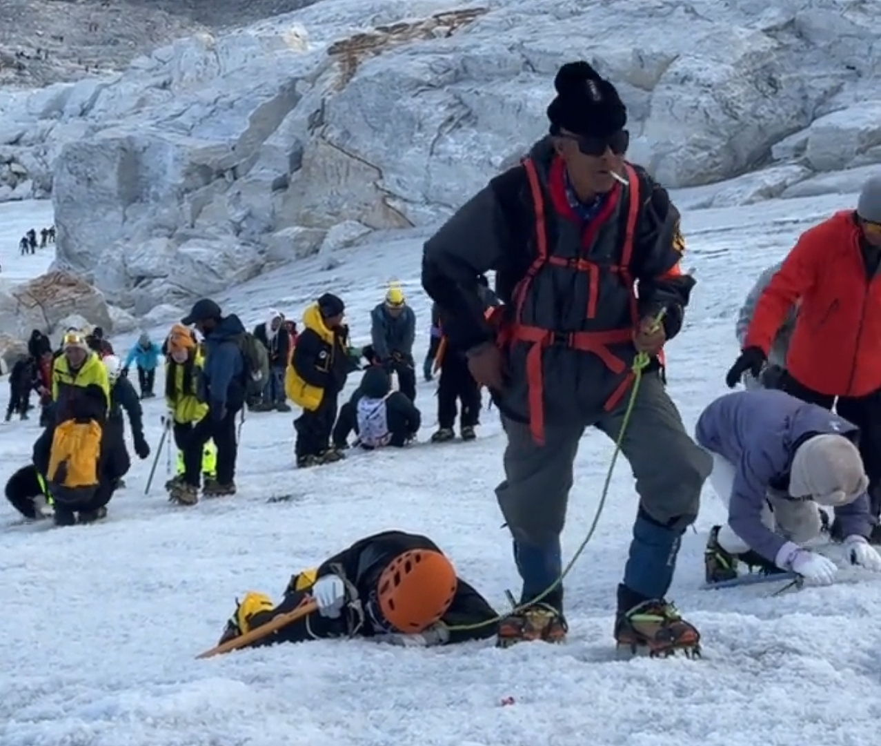 中产高级运动突然被年轻人挤爆，一个个像“流放宁古塔在雪地里爬”（组图） - 1