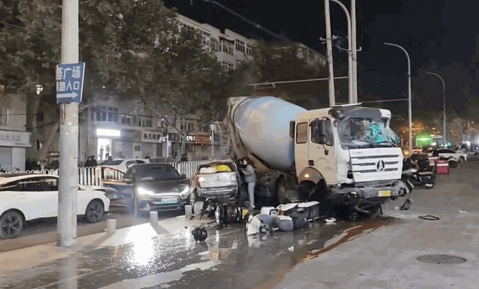 惨烈多图：青岛男子驾水泥车，迎头狂撞数十辆车（组图） - 1