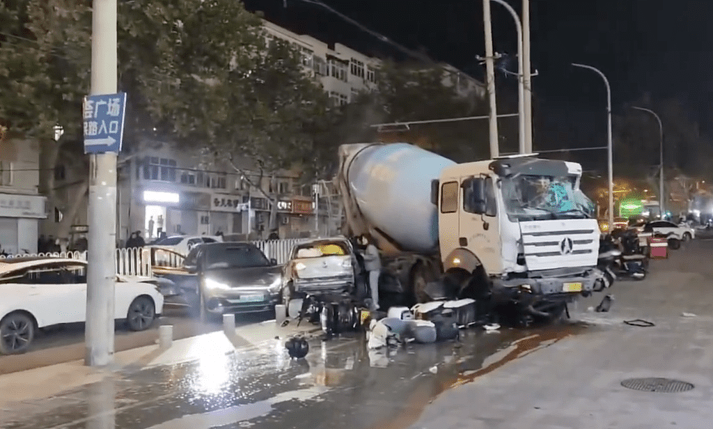 惨烈多图：青岛男子驾水泥车，迎头狂撞数十辆车（组图） - 6