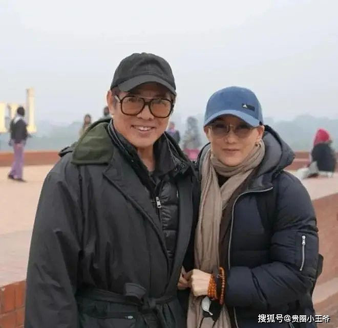 李连杰罕晒妻子近照，62岁利智断崖式衰老（组图） - 1