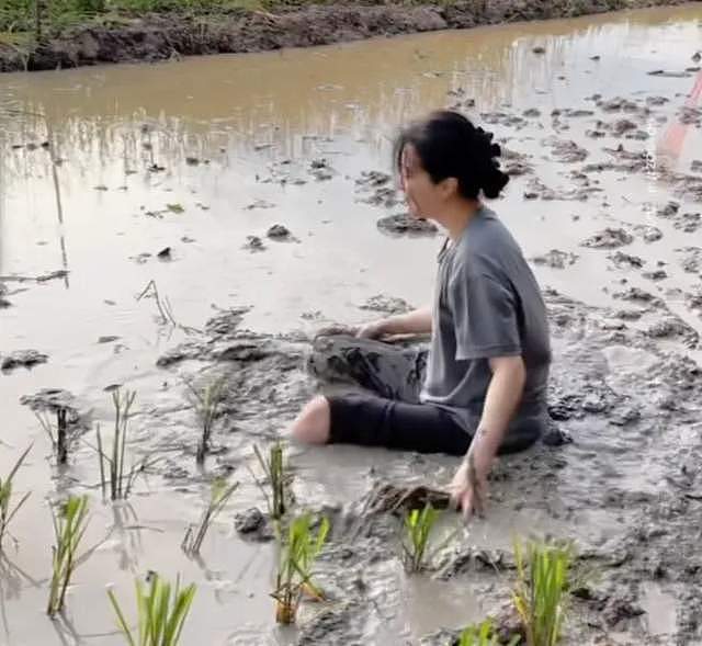 范冰冰私下聚会照曝光，黑色素袍难掩绝佳气质，发量令人羡慕（组图） - 19