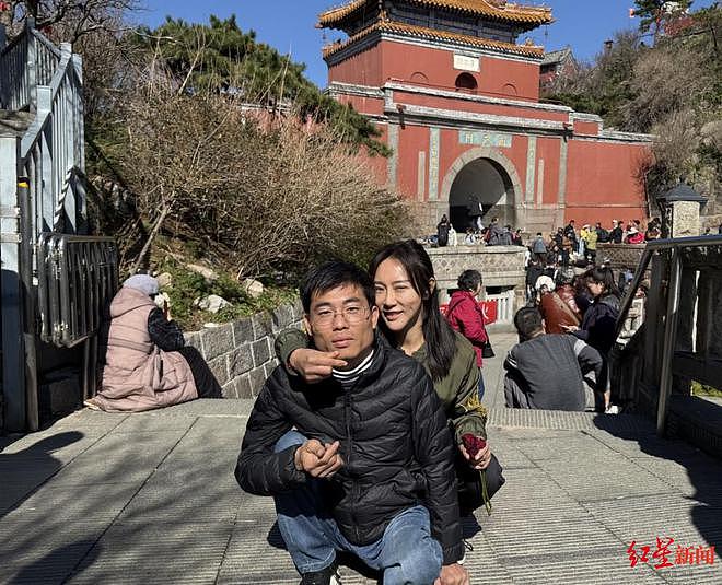 女子背小儿麻痹症男友登泰山引关注，当事人回应网友质疑（组图） - 1