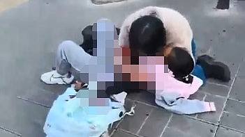 满地鲜血！北京一男子小学校门口持刀砍人，致5人受伤含3名未成年学生（视频/组图） - 1