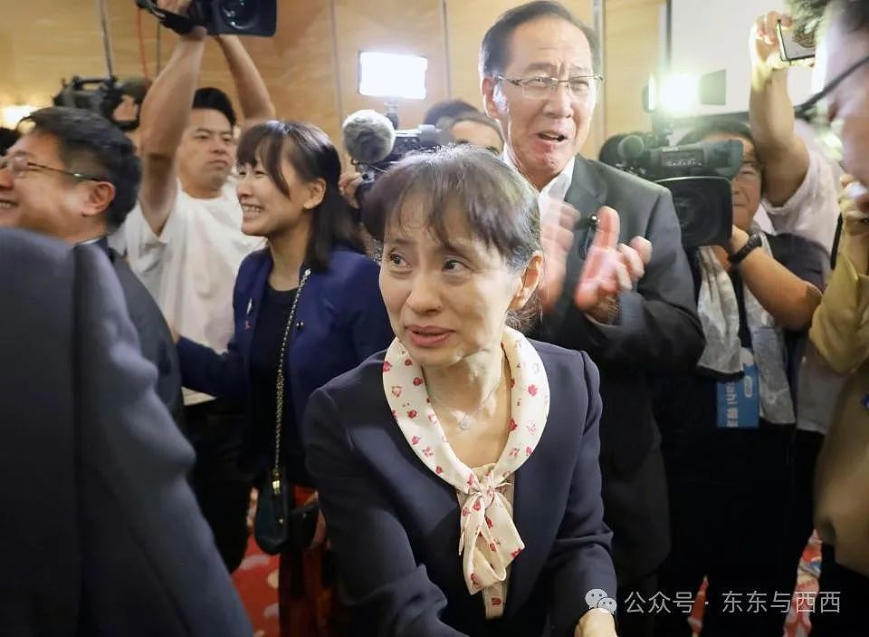 她辞掉1200万年薪工作，帮老公上街拉票40年，首相夫人的婚姻咱坚持不了一点……（组图） - 42