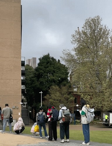 一半是中国人！澳洲物价疯涨，墨大免费早餐受热捧，华人留学生扎堆排队领包子（组图） - 1