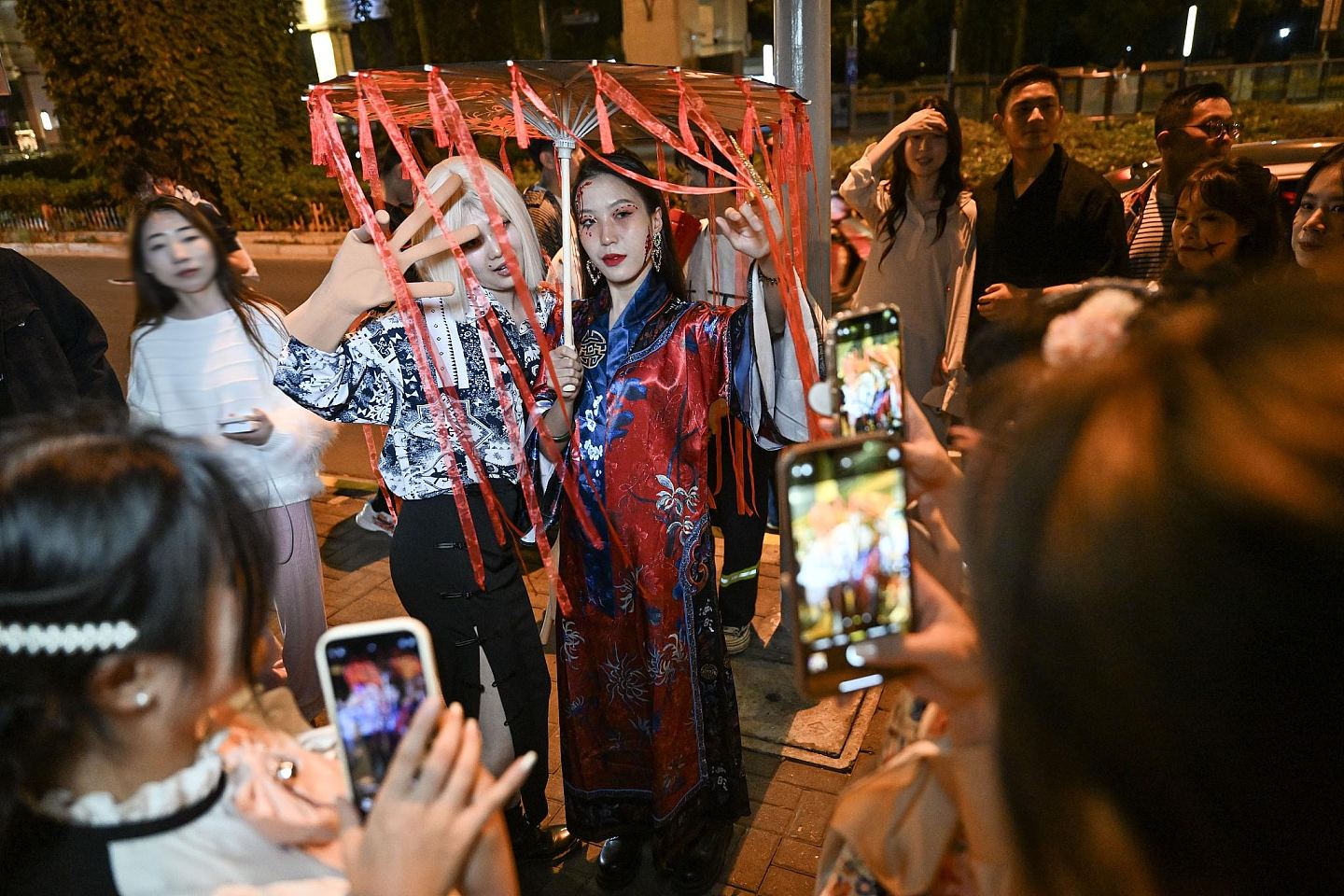 上海过万圣节成猫捉老鼠？大批员警在街头站岗和巡逻，劝返变装者（组图） - 3