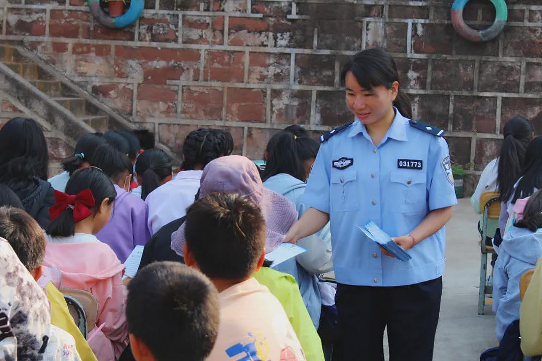 【社交】曾经偷穿爸爸警服的小女孩，成为二代“守山人”，把功勋证书带到父亲的墓前...（组图） - 7