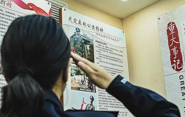 【社交】曾经偷穿爸爸警服的小女孩，成为二代“守山人”，把功勋证书带到父亲的墓前...（组图） - 5