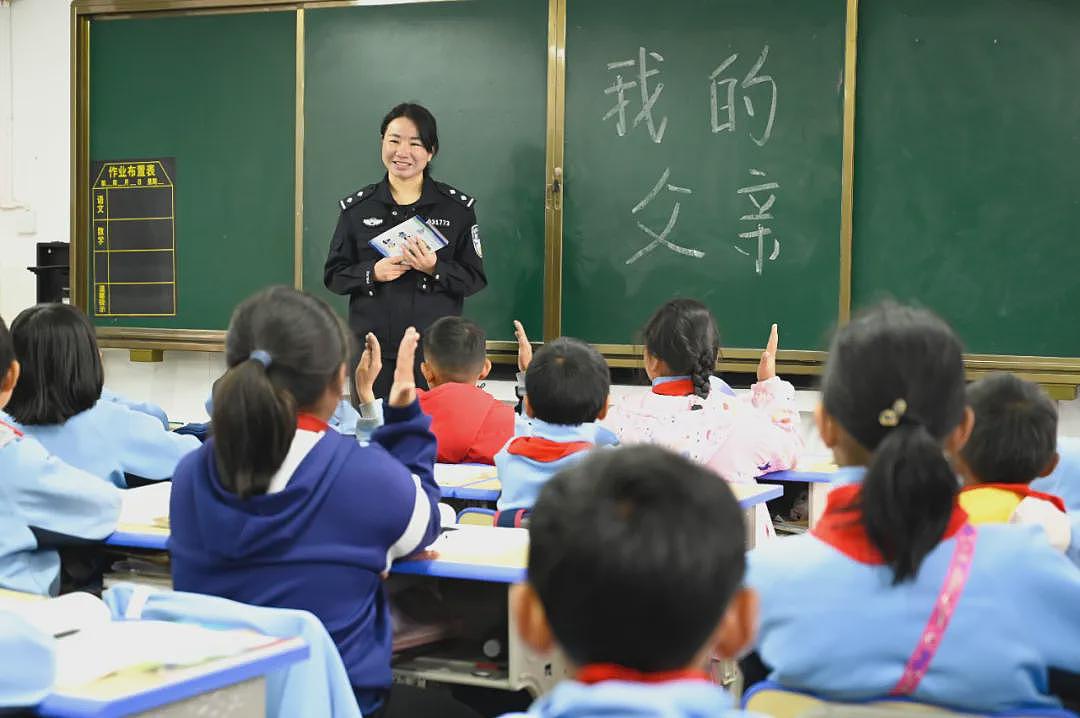 【社交】曾经偷穿爸爸警服的小女孩，成为二代“守山人”，把功勋证书带到父亲的墓前...（组图） - 9