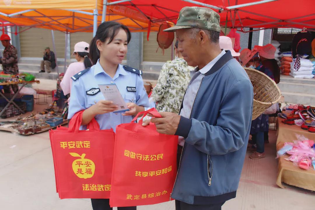 【社交】曾经偷穿爸爸警服的小女孩，成为二代“守山人”，把功勋证书带到父亲的墓前...（组图） - 8