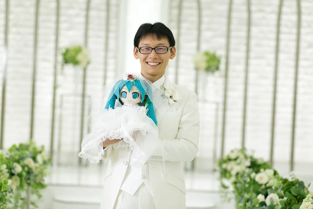 曾经花200万娶初音的日本宅男，如今过成了这样子…（组图） - 2