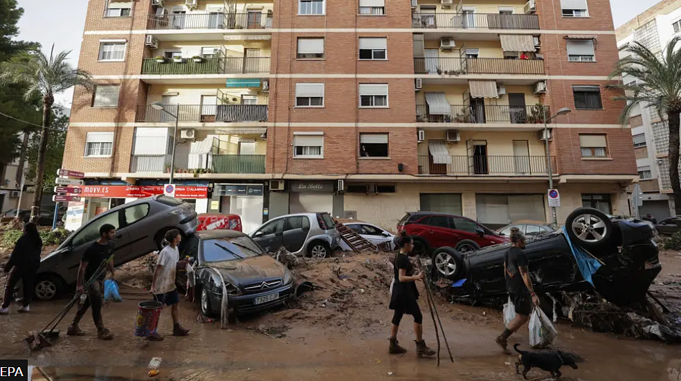 近100人死亡，西班牙遭遇史无前例洪灾：尸体漂进家里，死伤者有中国人（组图） - 17