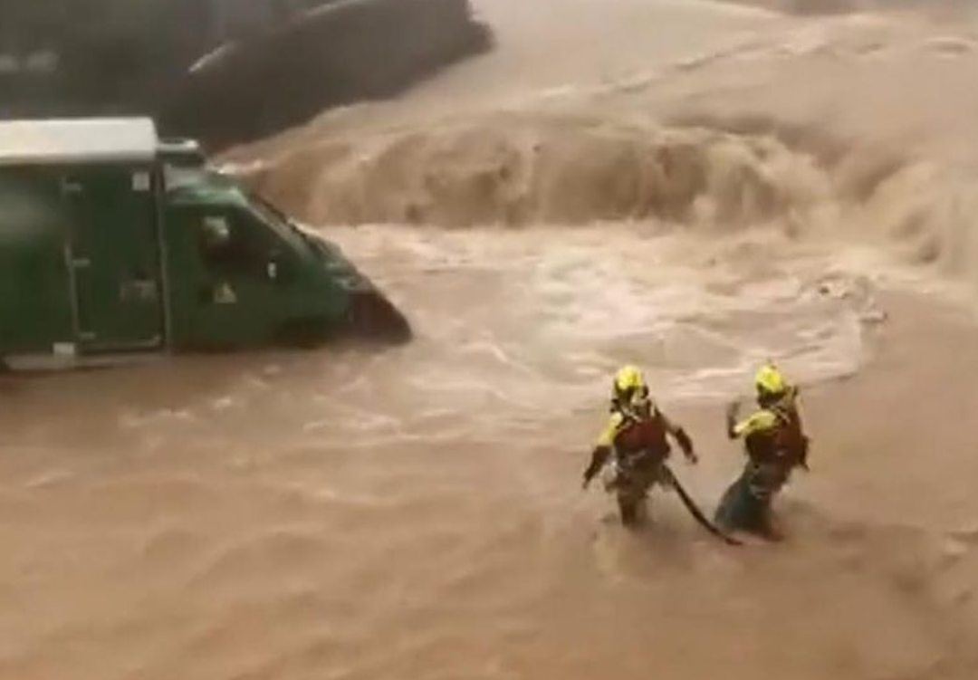 近100人死亡，西班牙遭遇史无前例洪灾：尸体漂进家里，死伤者有中国人（组图） - 20