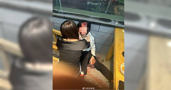 餐馆内拒搭讪！河北4女高中生遭3男痛殴，“满脸是血”倒坐墙边（组图） - 1