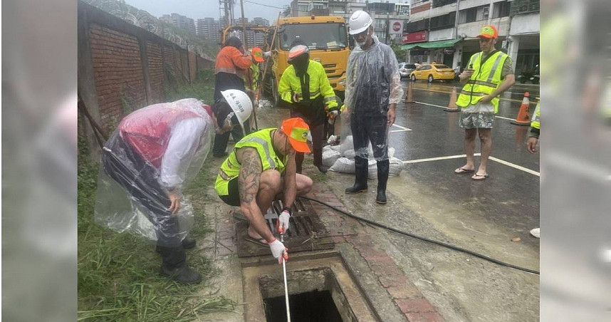 澳洲猛男消防员访台遇台风，拿工具帮忙清水沟被赞爆（组图） - 1