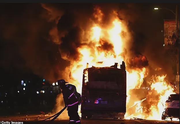 全城“零元购“狂欢！商店被抢，放火烧车，成千上百人涌上街头，警方戒备（组图） - 7