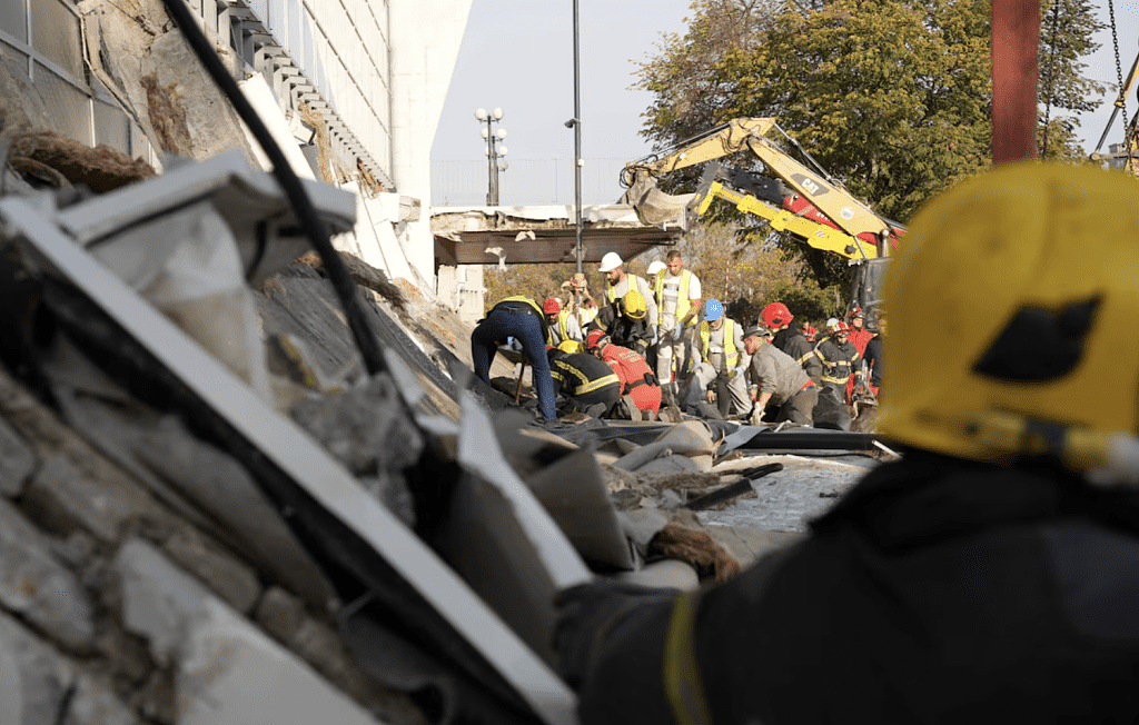 祸从天降！塞尔维亚火车站35米长石屎簷蓬倒塌，14人遭活活砸死（组图） - 7