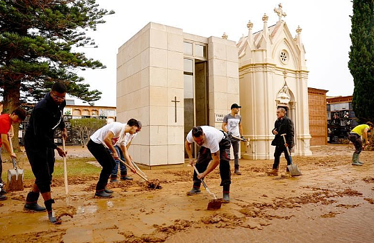 欧洲爆发灾难致200死！当地人被迫与尸体同住，军队已出动…（组图） - 11