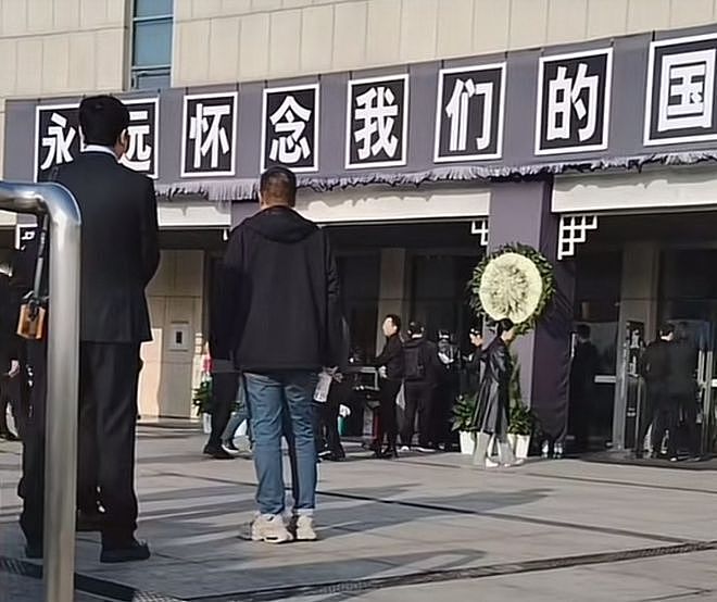 46岁顾国宁追悼会曝光！第二任妻子为其守灵，气氛肃穆，遗照被白菊花包围（组图） - 4