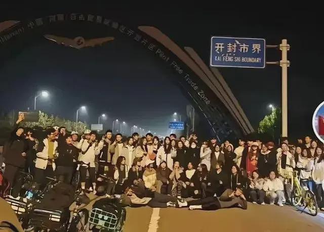 万名郑州大学生夜骑开封，肯德基都变成了旅馆，这届00后太会玩了（组图） - 16