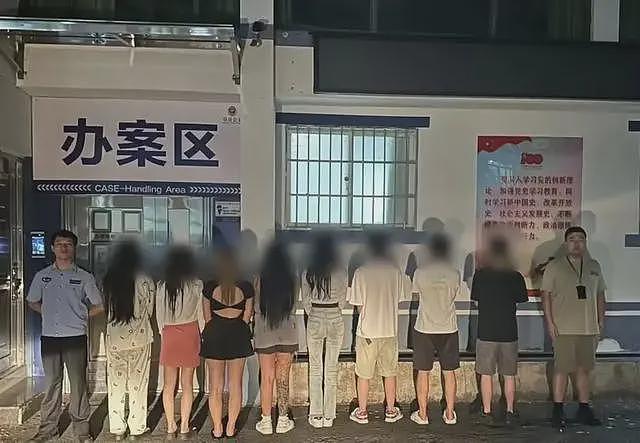 毫无底线！记者暗访成都私人影院，店家不避讳：亲嘴摸胸都可以（视频/组图） - 15