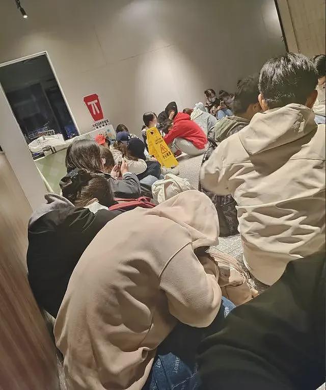 万名郑州大学生夜骑开封，肯德基都变成了旅馆，这届00后太会玩了（组图） - 5