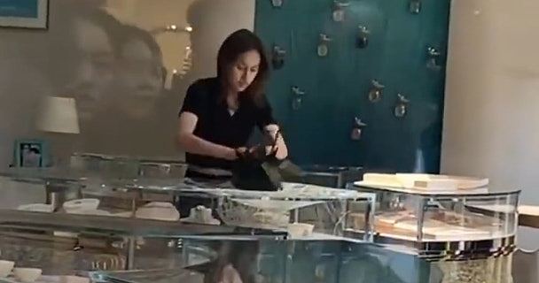 重庆抑郁症女与母争执怒砸成都Tiffany，轰走店员自戴高级珠宝（视频/组图） - 7