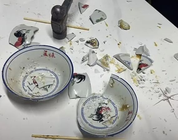 大陆美食女网红被传舌头长“菜花”，餐厅砸烂餐具求客人放心（组图） - 3