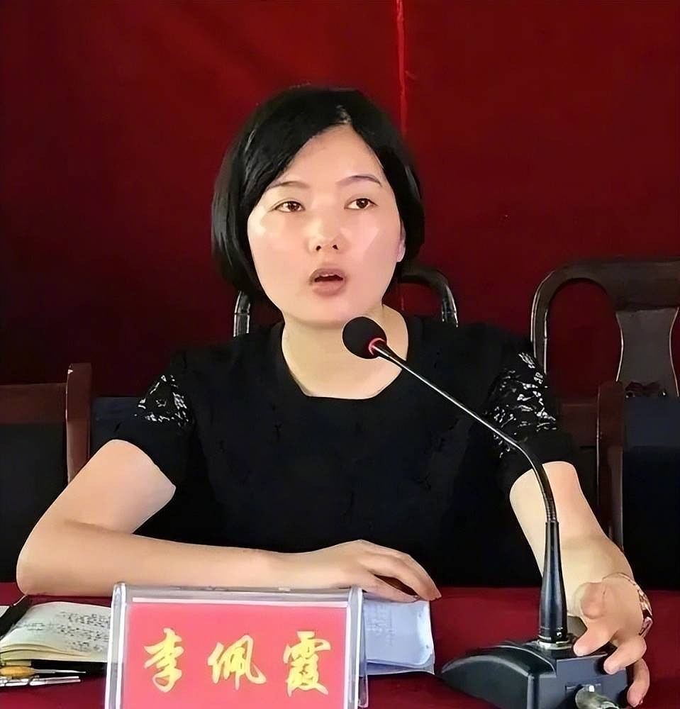 美女乡官李佩霞涉受贿认罪！曾为升职献身，父实名举报遭“性侵”（组图） - 3