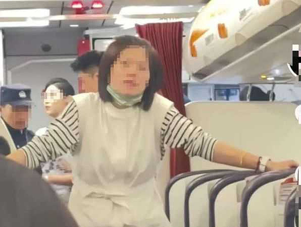 网传哈尔滨女教师大闹航班”，殴打男空服员嚣张呛：我把校长也打了，我不怕（视频/组图） - 1