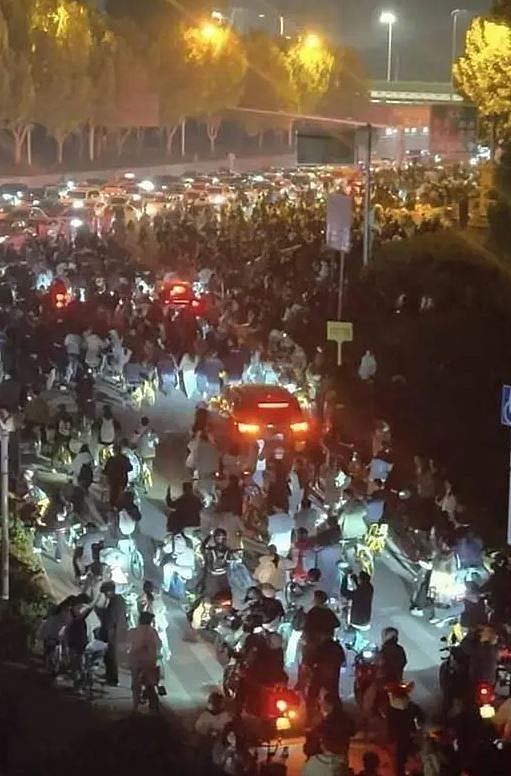 郑州大学生兴“夜骑开封”数千“特种兵”！逼爆道路，惊动官方出手（组图） - 4