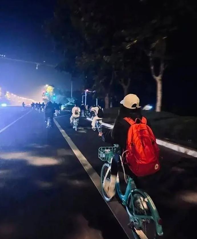 郑州大学生兴“夜骑开封”数千“特种兵”！逼爆道路，惊动官方出手（组图） - 2