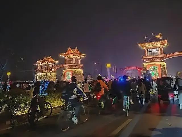 夜骑开封后续：遍地共享单车，道路寸步难行！当地民众连声诉苦（组图） - 16