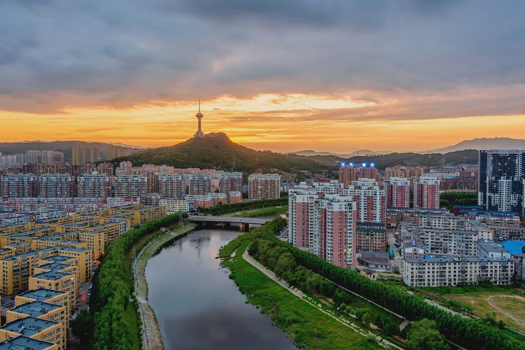 中国最大的“边境”城市，1000元就能玩爽！水果管够，海鲜管饱，比大连安逸，还藏着最美的秋色​（组图） - 23