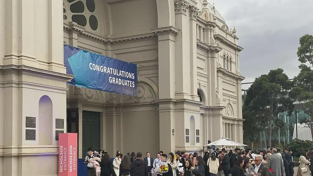 突发！澳学院被强制关门，大批学生遭殃！文凭废了！澳洲大学暴涨学费，2025年不“活”了...（组图） - 11