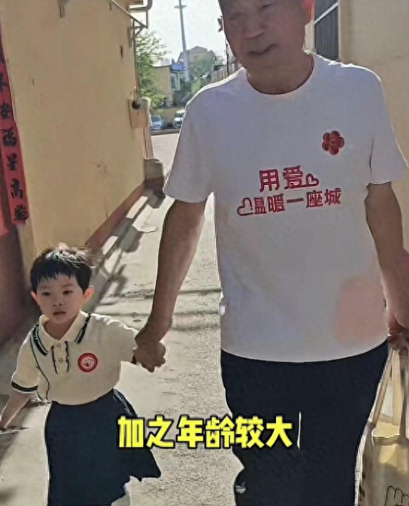 67岁山东夫妇执意生娃，如今却坐轮椅无法自理，5岁的儿子被迫独立学洗衣（组图） - 22