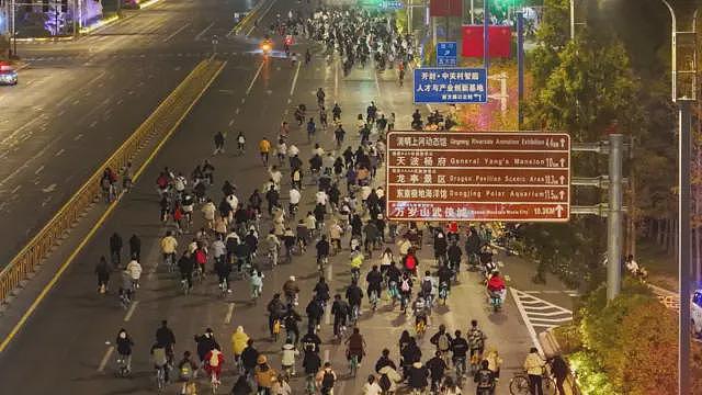 郑州大学生夜骑开封导致“封校”： “跟疫情期间一样”（组图） - 1