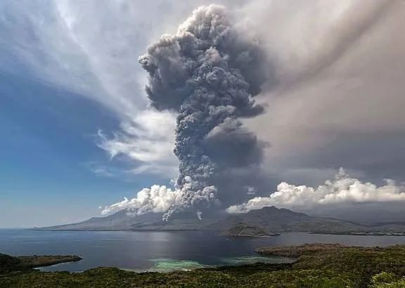 旅游天堂火山爆发，大批航班停飞！ 游客：都飞过半个澳洲了，又原路返回（组图） - 1