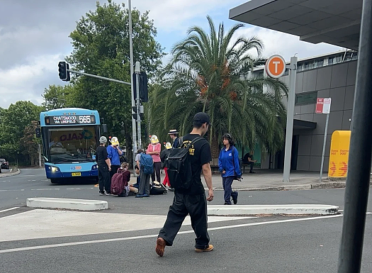 “看上去是华人孩子” 澳街头突发车祸，华人店铺受损，疑华人学童“被撞飞”（组图） - 7