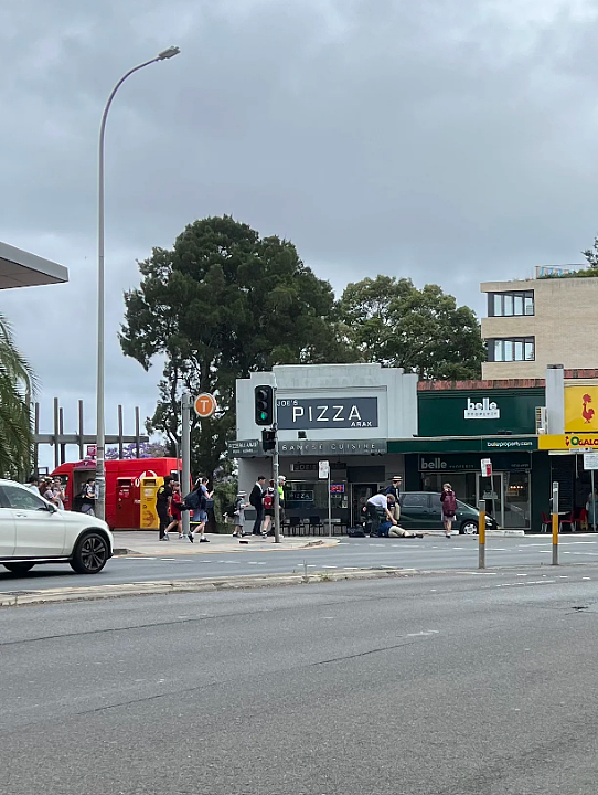 “看上去是华人孩子” 澳街头突发车祸，华人店铺受损，疑华人学童“被撞飞”（组图） - 11