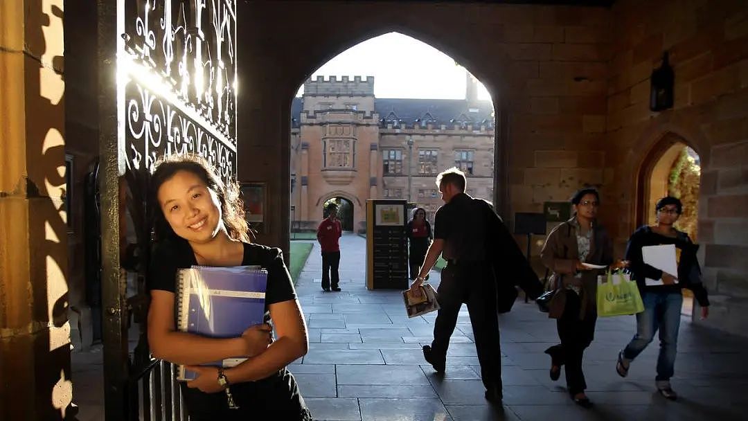 明年，澳洲大学QS排名预计暴跌！中国留学生遭职场霸凌，被要求徒手翻动滚烫鱼饼！（组图） - 5