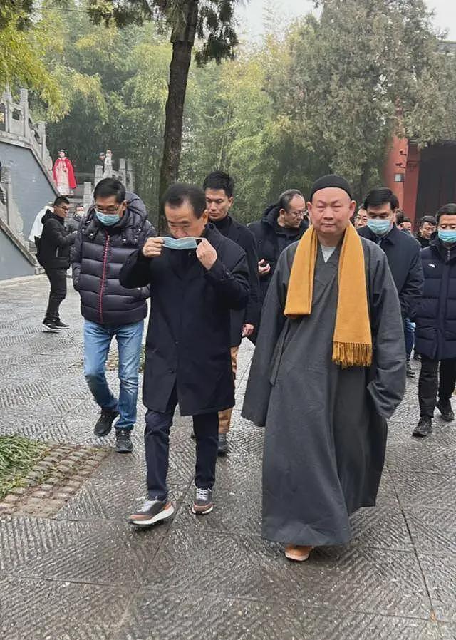 70岁王健林金顶寺拜佛被偶遇，近照干瘦苍老太多，王思聪现身澳门颜值回春（组图） - 10