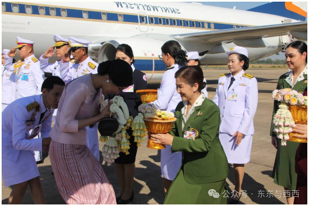 泰王32岁新妃排场直逼王后，她出身贫寒逆天改命，为啥荣宠极盛？（组图） - 11