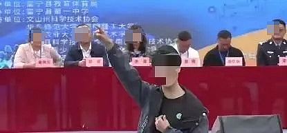 “为何有钱修草堂没钱修宿舍？”云南高中生上台控诉学校被当场带走，评论区沦陷（视频/组图） - 1