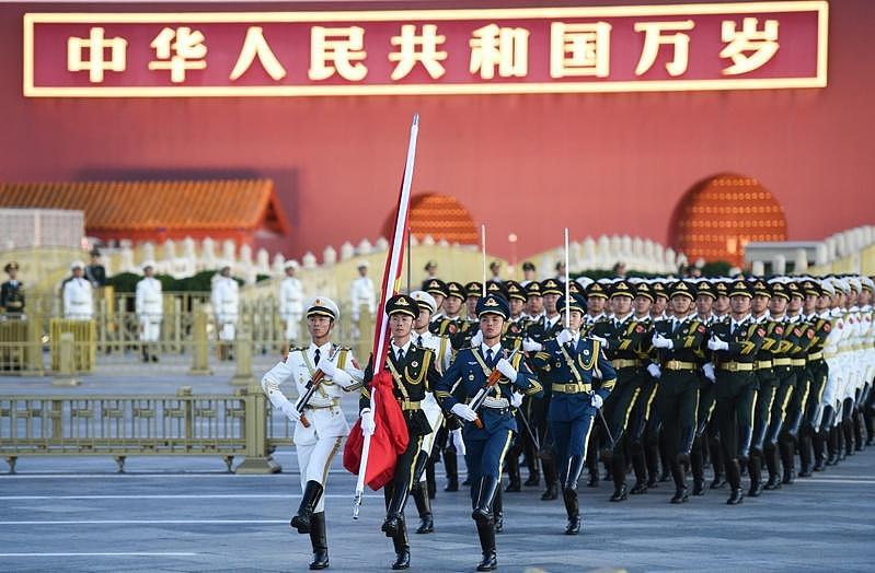 台湾人天安门比V被留置3天，罗文嘉吁非必要避免进入（图） - 1