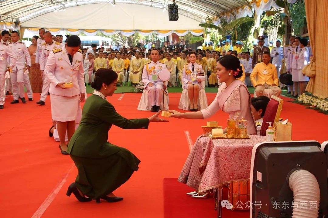 泰王32岁新妃排场直逼王后，她出身贫寒逆天改命，为啥荣宠极盛？（组图） - 16