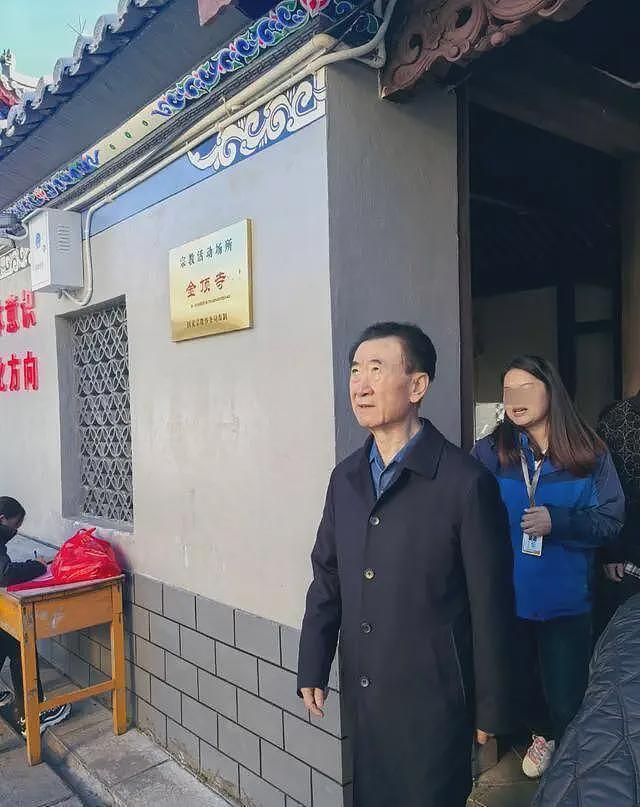 70岁王健林金顶寺拜佛被偶遇，近照干瘦苍老太多，王思聪现身澳门颜值回春（组图） - 7