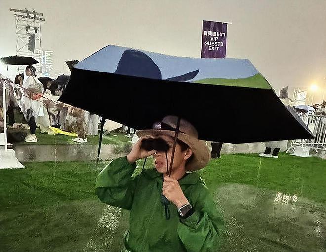 霍启刚晒仨子女高清正面，女儿漂亮极了，一家五口雨中嬉戏好快乐（组图） - 11