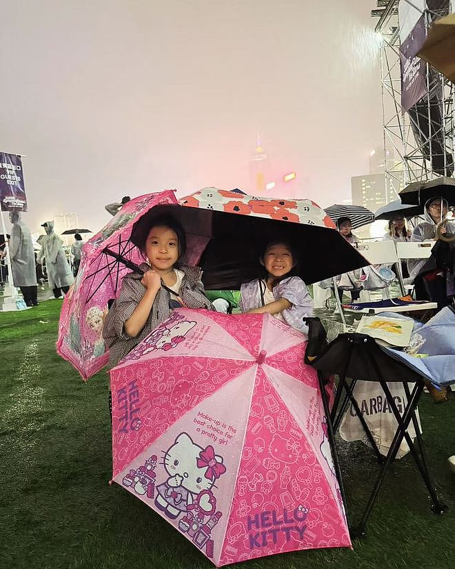 霍启刚晒仨子女高清正面，女儿漂亮极了，一家五口雨中嬉戏好快乐（组图） - 5