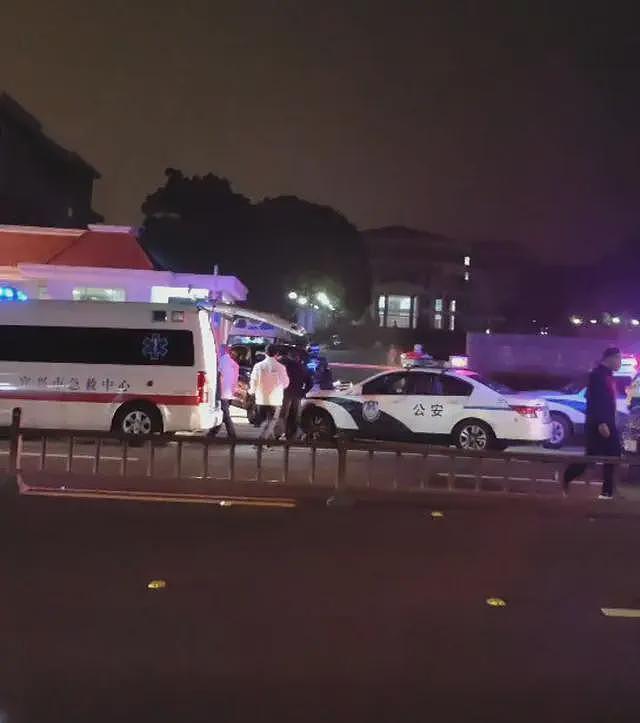 8死17伤！江苏高校惊爆无差别杀人事件，多人被砍倒地不起，场面血腥！凶手被制服画面曝光（视频/组图） - 10